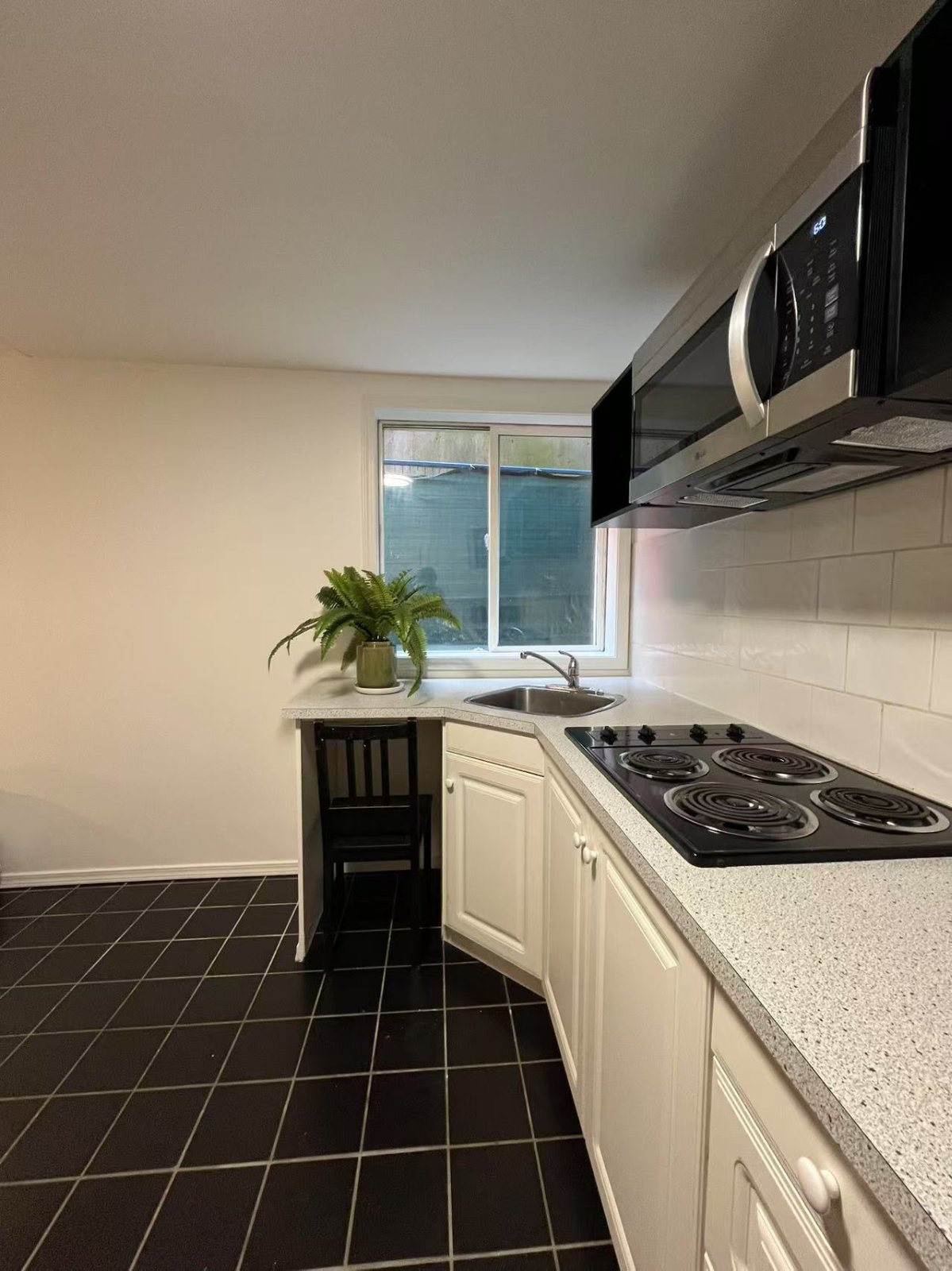 Studio Apartment for Rent - 1517 Comox St, Vancouver, BC 4