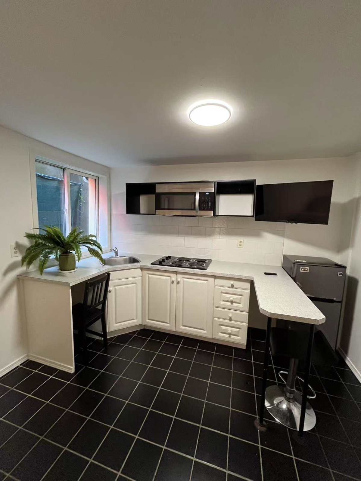 Studio Apartment for Rent - 1517 Comox St, Vancouver, BC 5