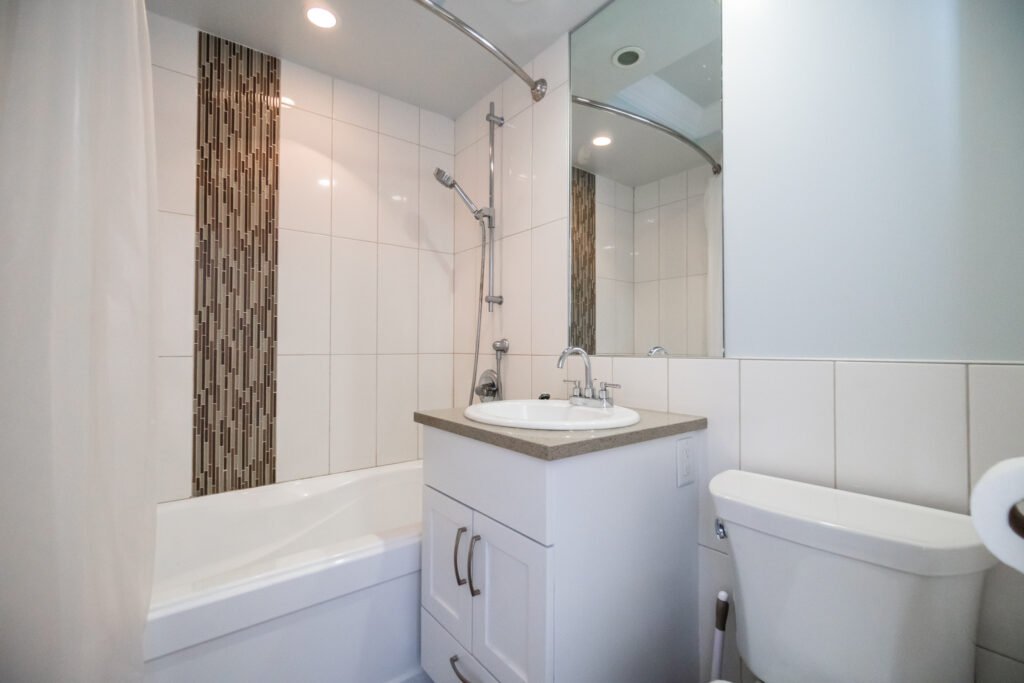 2 Bedroom Apartment for Rent - 2035 Barclay St, Vancouver, BC 3