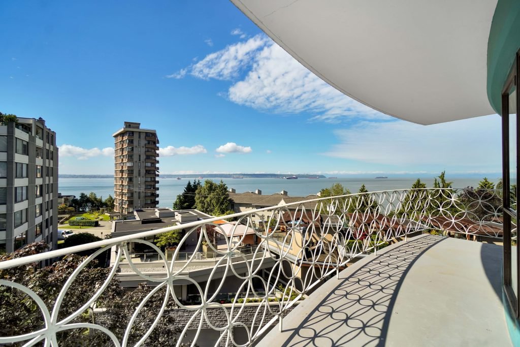 3 Bedroom Apartment for Rent - 2190 Bellevue Ave, West Vancouver, BC 2