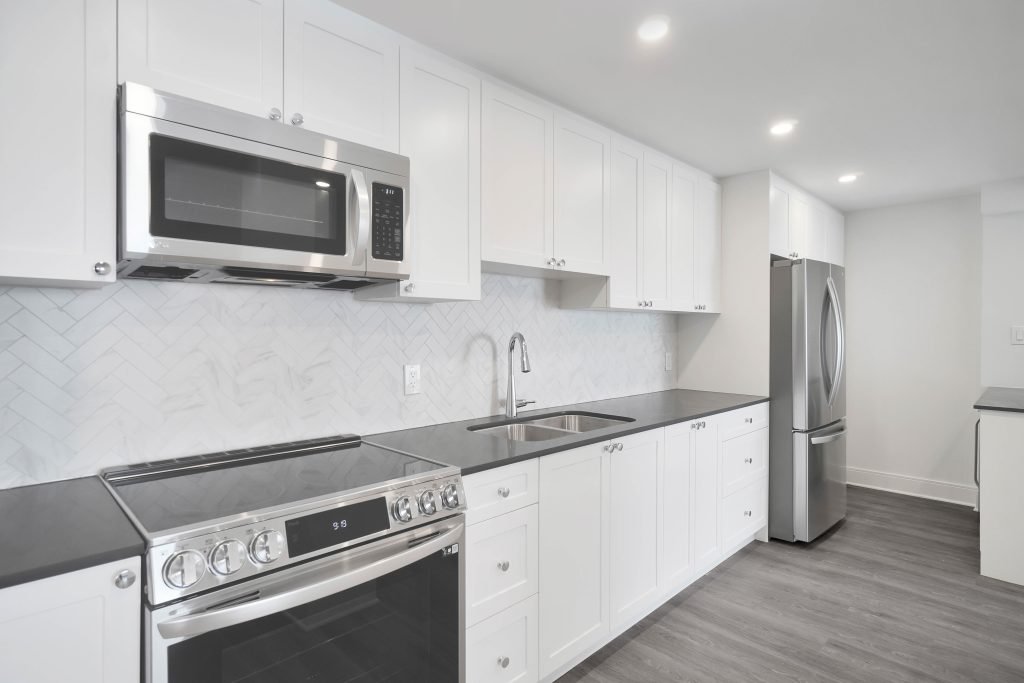 Studio Apartment for Rent - 2222 Bellevue Avenue, West Vancouver, BC 3