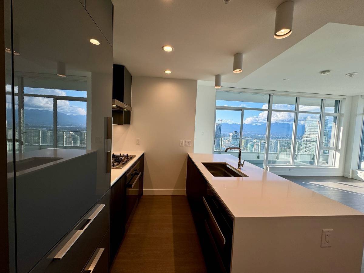 2 Bedroom Apartment for Rent - 6511 Sussex Ave, Burnaby, BC 2