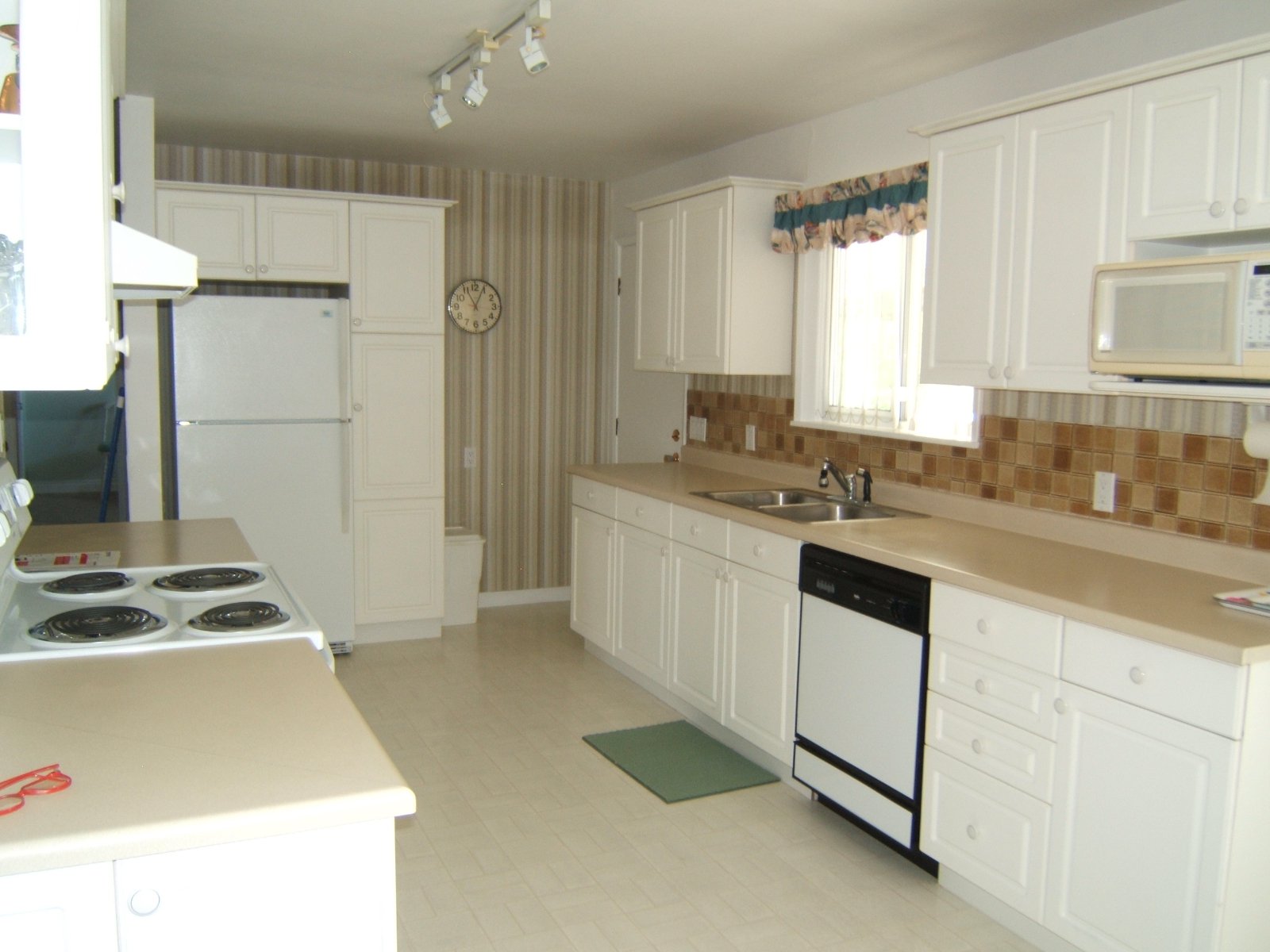 3 Bedroom House for Rent - 1090 Ewson St, White Rock, BC 2